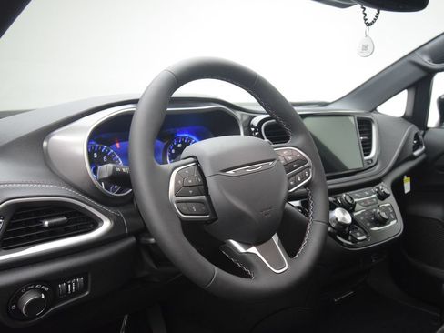 New 2027 Chrysler Pacifica Select AWD/4WD image 30
