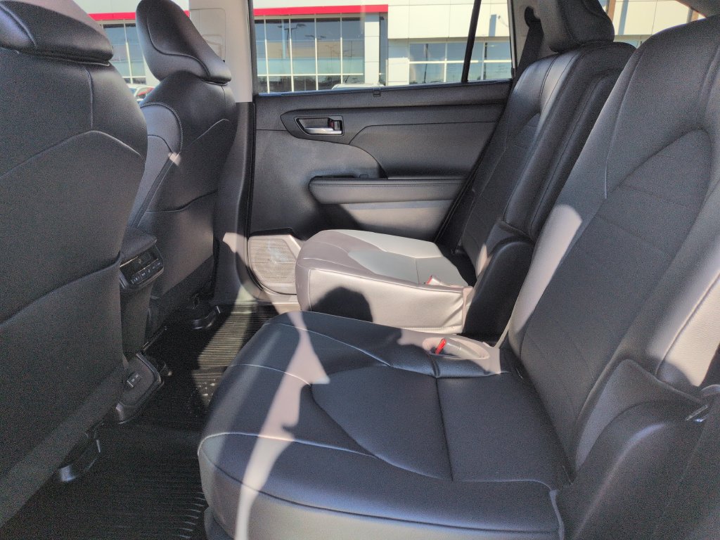 Used 2022 Toyota Highlander XLE AWD/4WD image 25