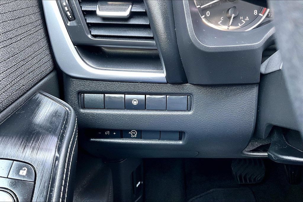 Used 2023 Nissan Rogue SV AWD/4WD image 15