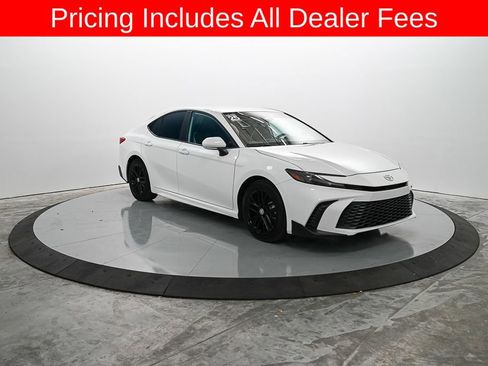 Used 2025 Toyota Camry SE FWD image 4
