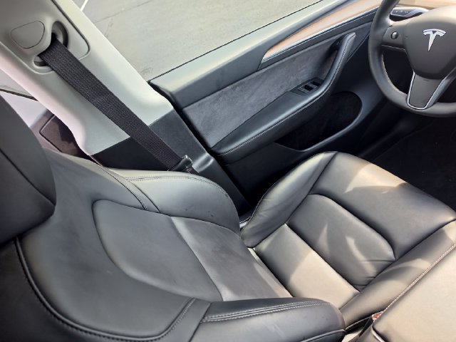 Used 2024 Tesla Model Y 2WD image 31