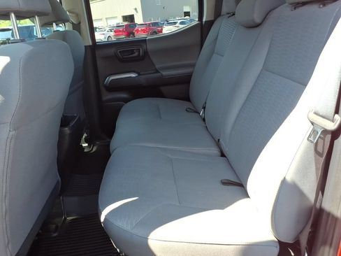 Used 2018 Toyota Tacoma SR5 AWD/4WD image 16