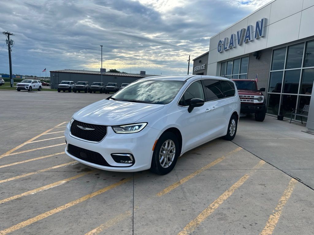 Used 2024 Chrysler Pacifica Touring-L FWD image 3