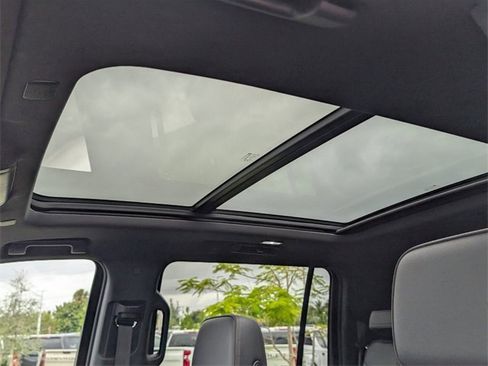 Used 2022 Chevrolet Suburban RST w/ Luxury Package image 17