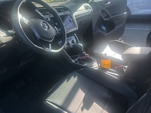 Used 2020 Volkswagen Tiguan SE w/ Panoramic Sunroof Package image 7