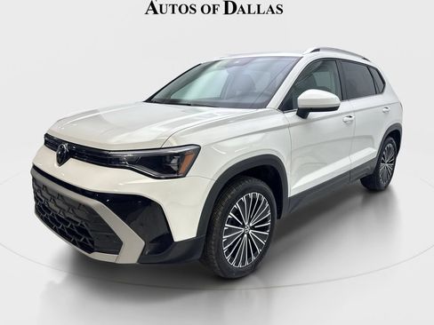 Used 2025 Volkswagen Taos SE w/ Panoramic Sunroof Package FWD image 2