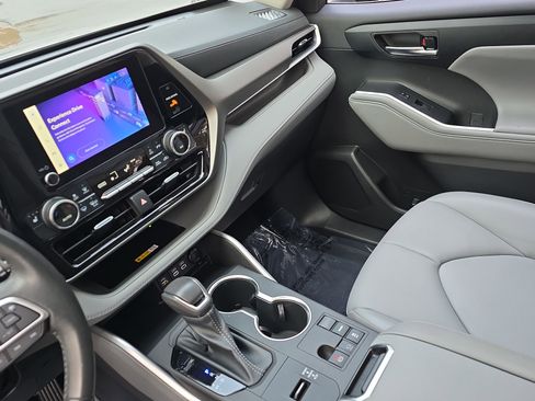 Used 2023 Toyota Highlander XLE image 22