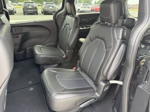 Used 2025 Chrysler Pacifica Select FWD image 13