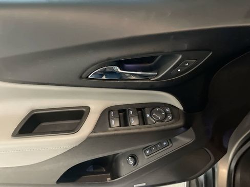 Used 2018 Chevrolet Equinox Premier image 13