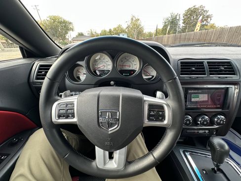 Used 2013 Dodge Challenger SXT image 10