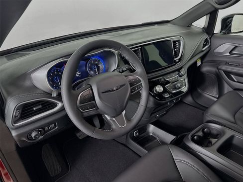 New 2026 Chrysler Pacifica Select image 9
