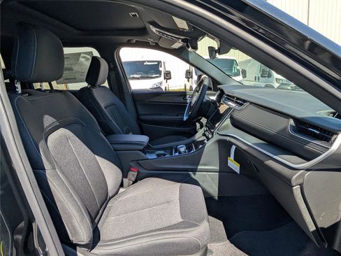 New 2025 Jeep Grand Cherokee Laredo X w/ Luxury Tech Group I image 6