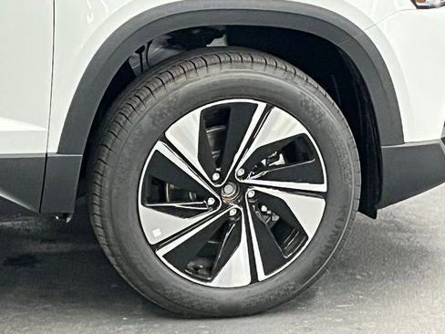 New 2025 Volkswagen Taos SE image 39