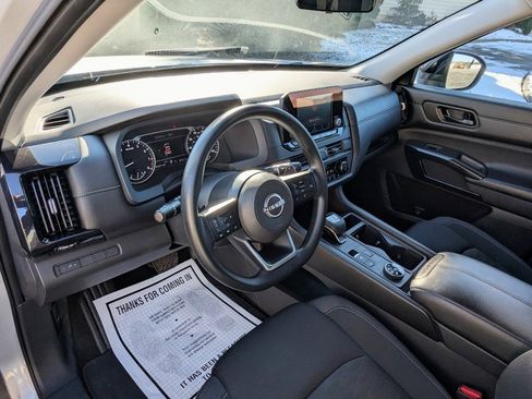 Used 2024 Nissan Pathfinder S image 16