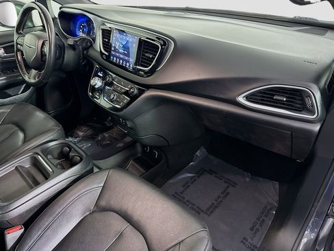 Used 2020 Chrysler Pacifica Touring-L w/ S Appearance Package image 28