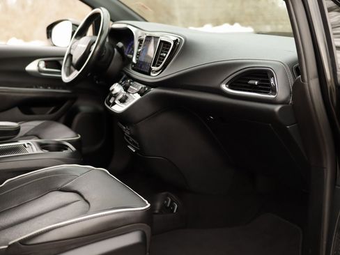 Used 2020 Chrysler Pacifica Limited w/ Advanced Safetytec Group image 40