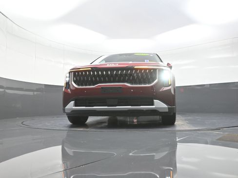 Used 2025 Kia Carnival EX image 10