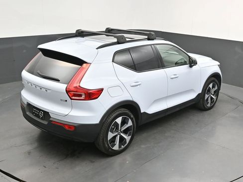 Certified 2025 Volvo XC40 B5 Plus AWD/4WD image 27