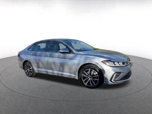 Used 2025 Volkswagen Jetta SE image 2