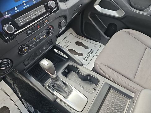 Used 2024 Nissan Frontier SV image 27