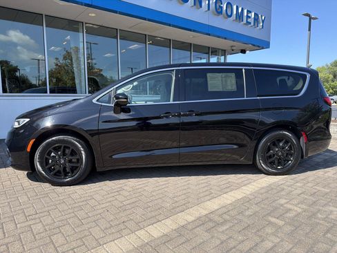 Used 2024 Chrysler Pacifica Touring-L FWD image 2