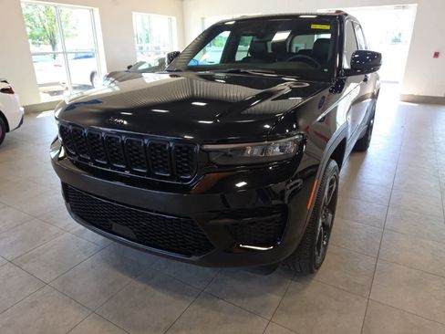 Used 2024 Jeep Grand Cherokee Altitude AWD/4WD image 2