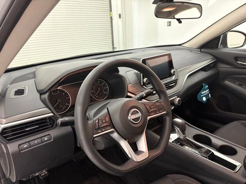 Used 2025 Nissan Altima 2.5 SV FWD image 24