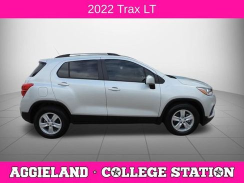 Used 2022 Chevrolet Trax LT w/ LT Convenience Package FWD image 2