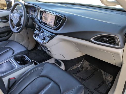Used 2024 Chrysler Pacifica Touring-L image 29