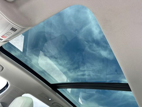 Used 2024 Volkswagen Tiguan SE image 17