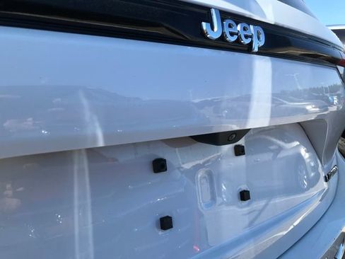 Used 2023 Jeep Grand Cherokee Limited AWD/4WD image 9
