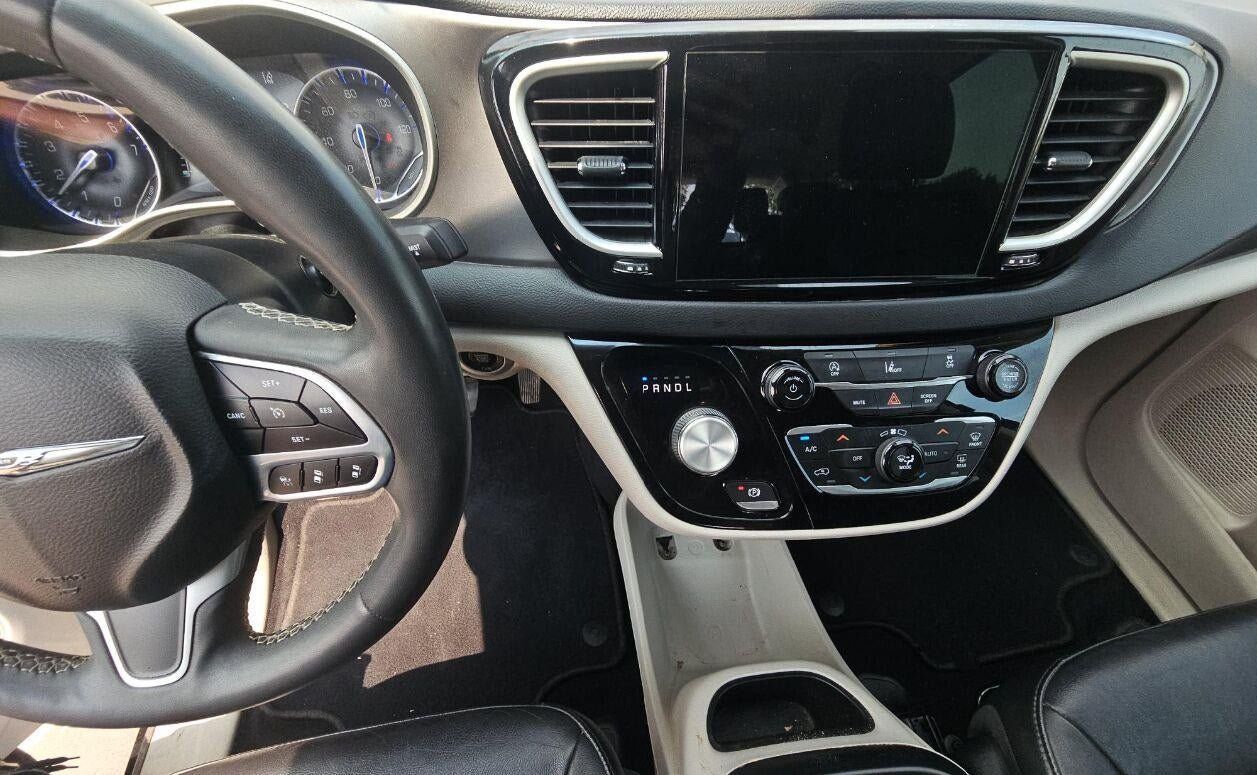 Used 2022 Chrysler Pacifica Touring-L FWD image 7