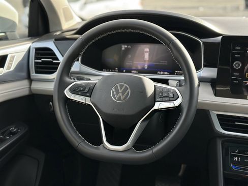 Used 2025 Volkswagen Taos SE w/ Panoramic Sunroof Package image 11