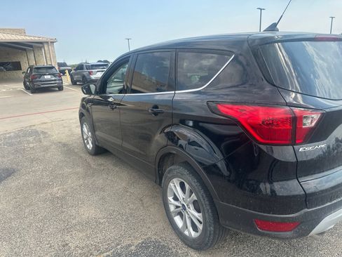 Used 2019 Ford Escape SE FWD image 3