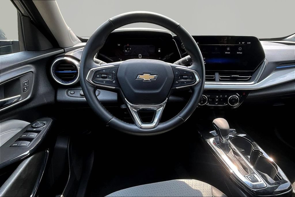 Used 2025 Chevrolet Trax LT w/ LT Convenience Package FWD image 10