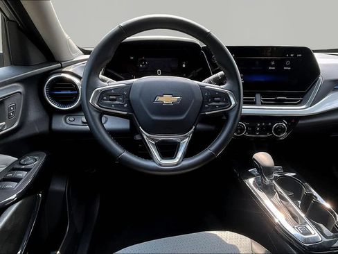 Used 2025 Chevrolet Trax LT w/ LT Convenience Package FWD image 10