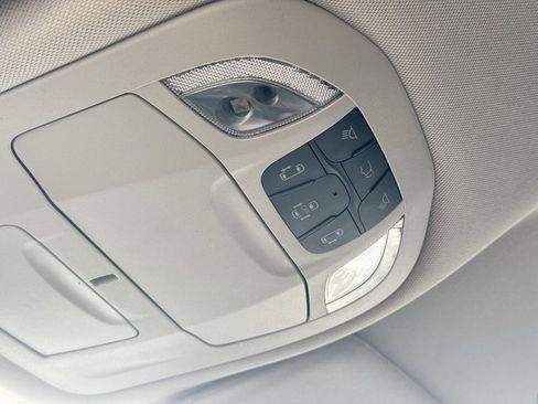 Used 2024 Chrysler Pacifica Touring-L image 27