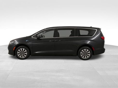 Used 2023 Chrysler Pacifica Touring-L FWD image 4