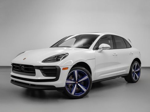 Certified 2025 Porsche Macan AWD/4WD image 1