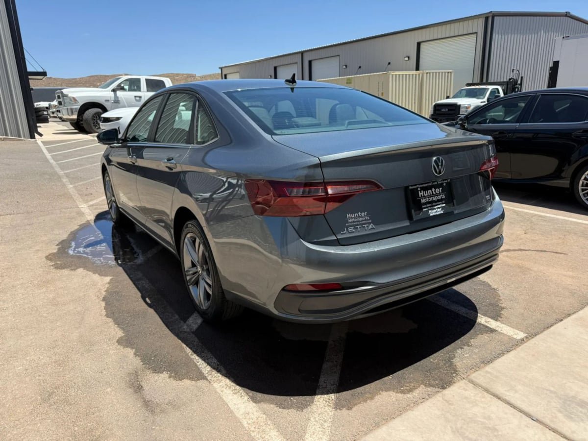 Used 2024 Volkswagen Jetta SE FWD image 6