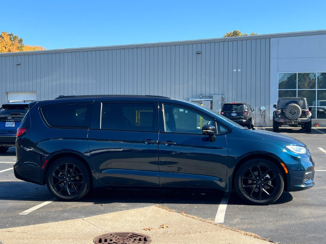 Used 2025 Chrysler Pacifica Limited FWD image 16