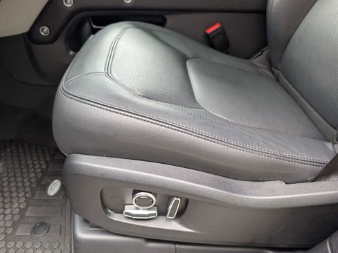 Used 2024 Land Rover Defender 130 S image 33