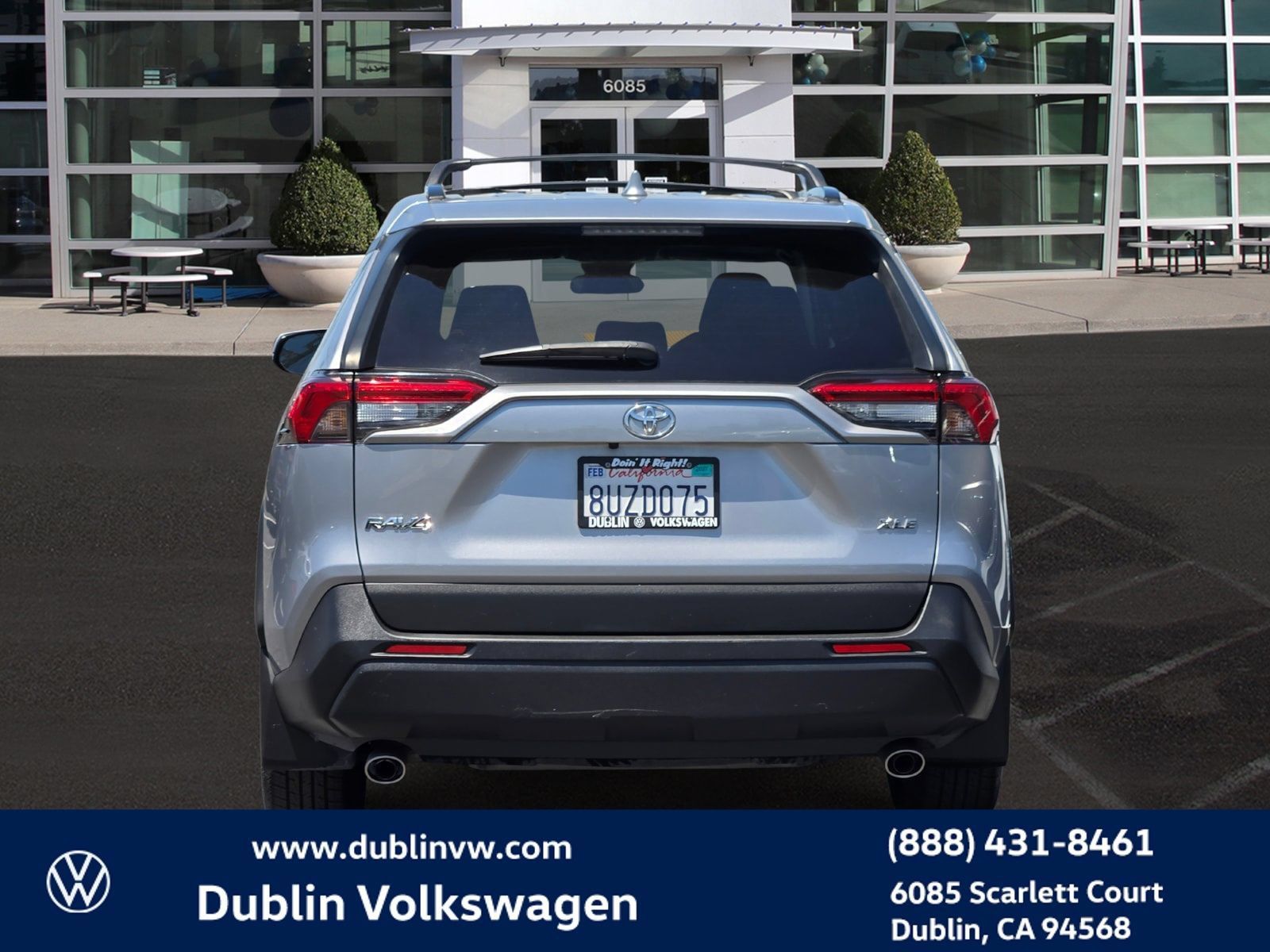 Used 2021 Toyota RAV4 XLE w/ Convenience Package FWD image 5