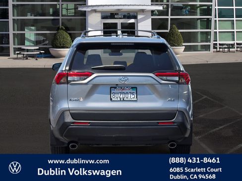 Used 2021 Toyota RAV4 XLE w/ Convenience Package FWD image 5