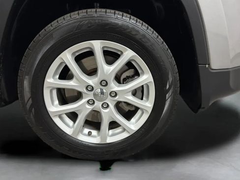 Used 2018 Jeep Cherokee Latitude Plus FWD image 27