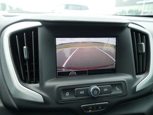 Used 2024 GMC Terrain SLE w/ Driver Convenience Package image 21