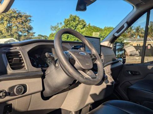 Used 2023 Ford E-Transit Medium Roof image 21