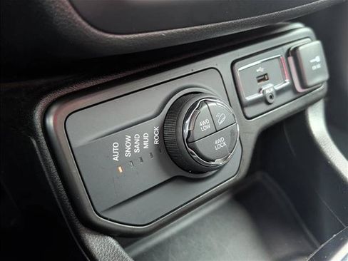 Used 2023 Jeep Renegade Trailhawk AWD/4WD image 16
