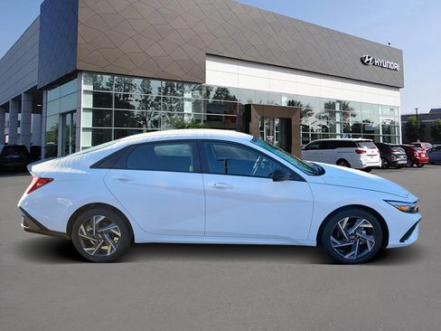 Certified 2025 Hyundai Elantra Sport image 4