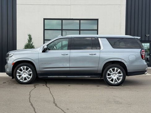 Used 2023 Chevrolet Suburban High Country w/ Max Trailering Package AWD/4WD image 2